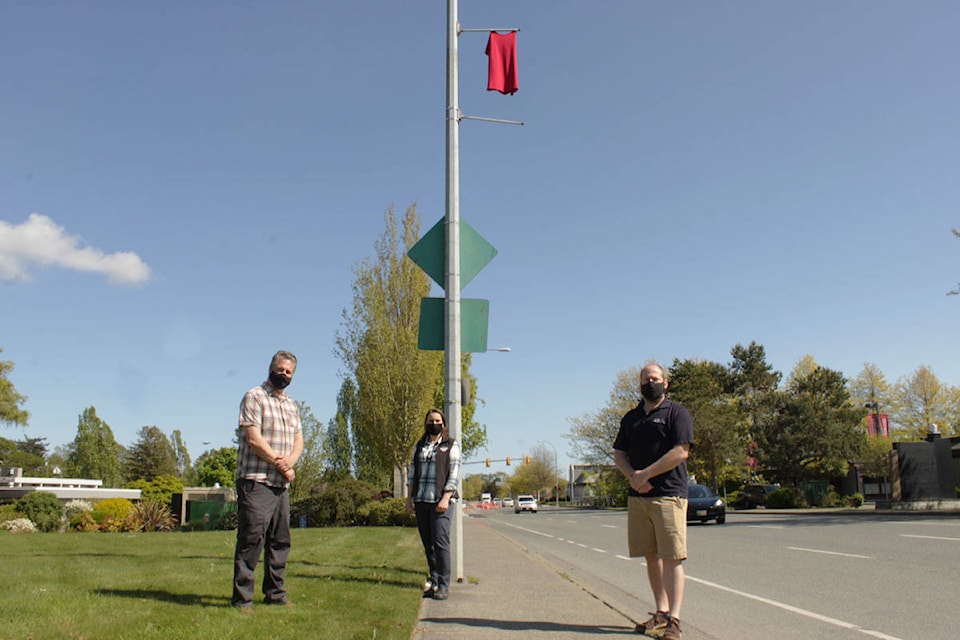 25061155_web1_210504-SNE-RedDressDaySaanich-RedDressDaySaanich_4