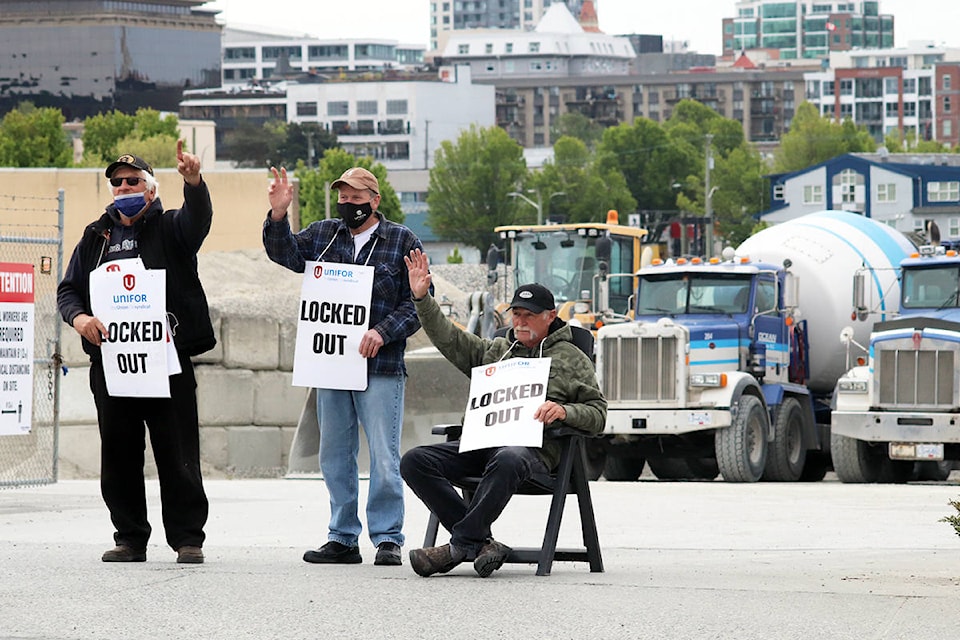 25069197_web1_210505-VNE-OceanConcreteLockout-LockoutWorkers_1