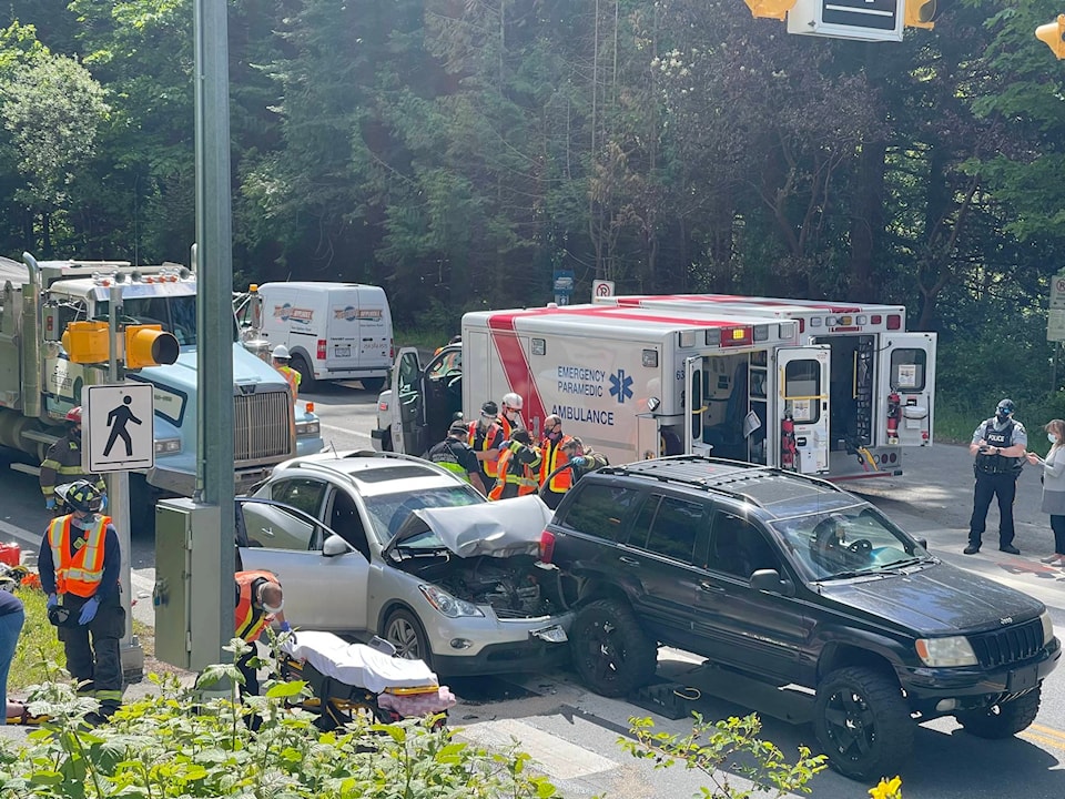 25206507_web1_210518-SNM-Sooke-Accident-PHOTOS_1