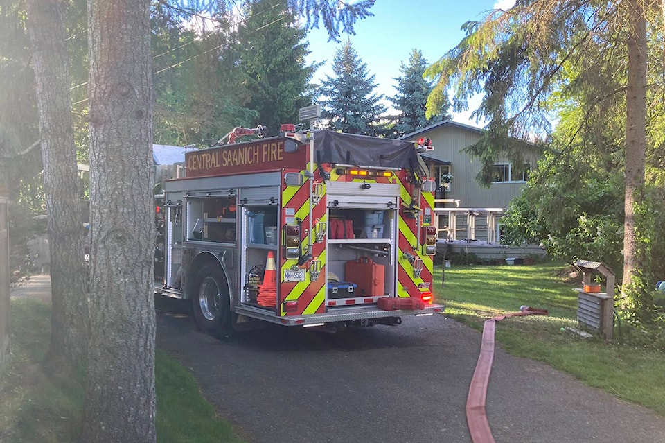 25224891_web1_210519-PNR-CentralSaanichFire-ClarkeRoadFire_1