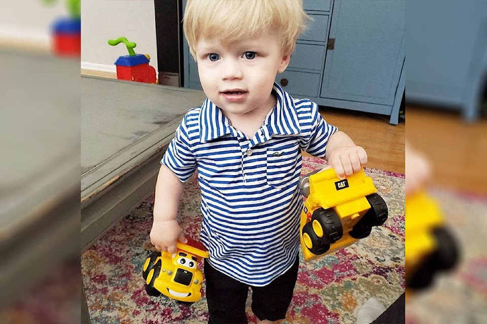 25300712_web1_210526-SNE-CarParadeForSaanichToddler-BennettDean_1