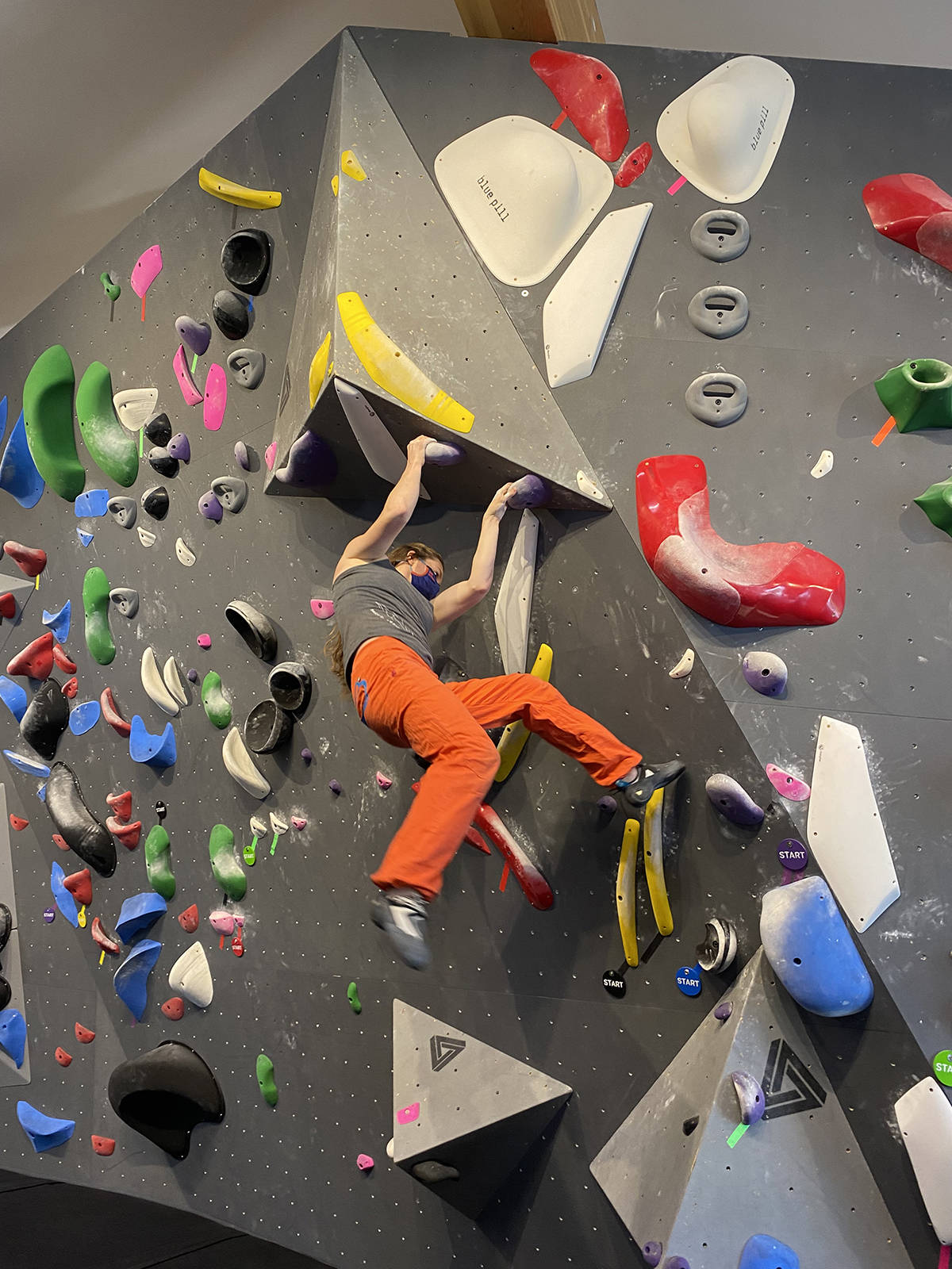 25521685_web1_210616-GNG-BoulderHouseOpening-Cathy_1