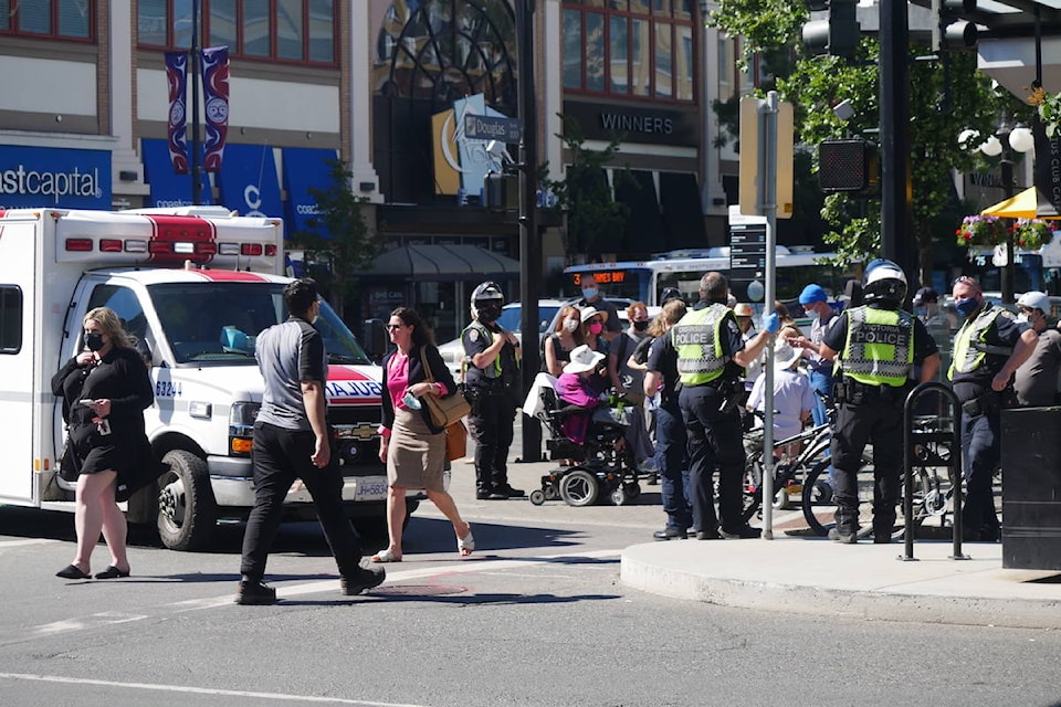 25543686_web1_210617-vne-douglas-protest--_1