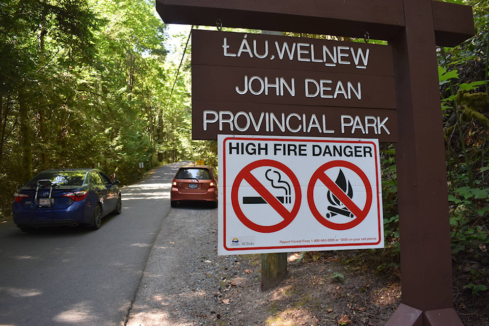 25731191_web1_210705-PNR-FireRatingNorthSaanichDeanPark-FireSigns_1