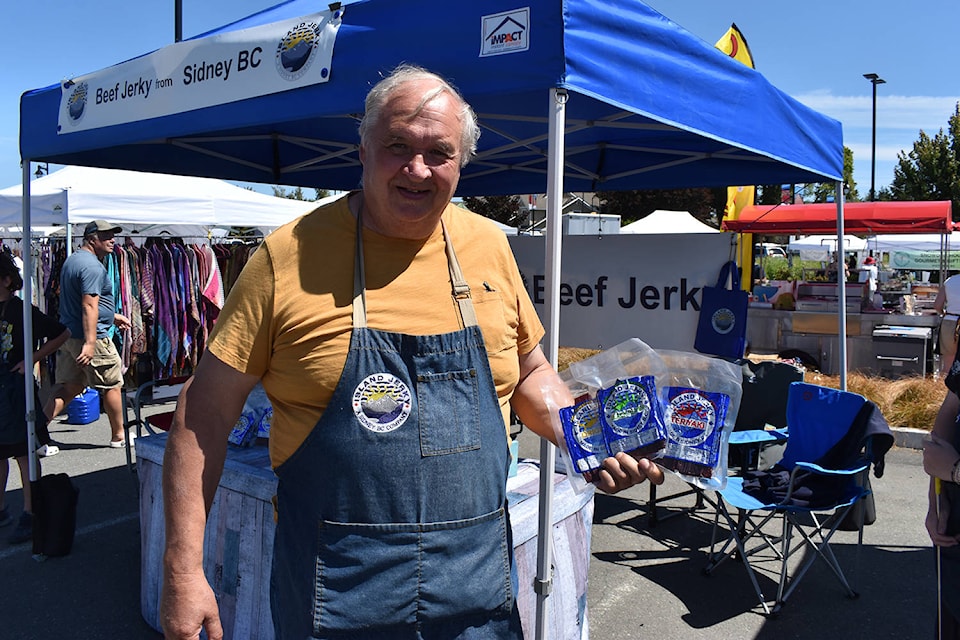 25863228_web1_210718-PNR-FarmersMarket-Riders_2