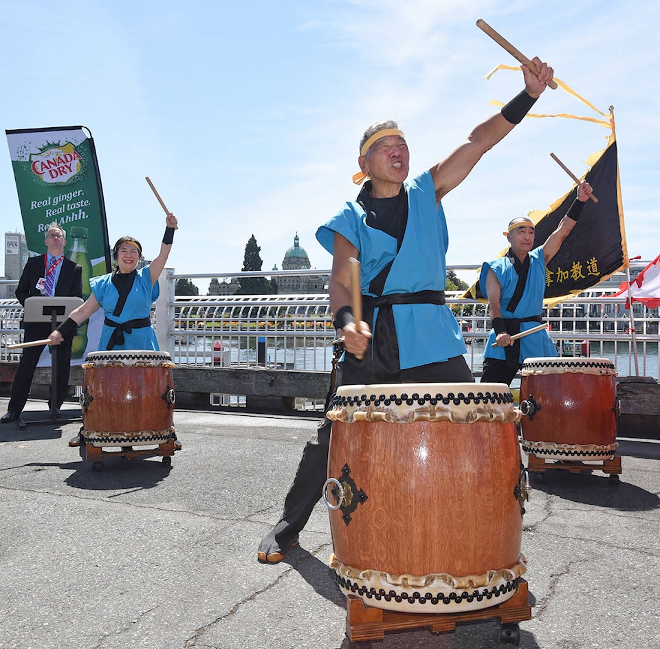 25950167_web1_VN-Dragon-Boat-Eye-2016-4-P-May0317