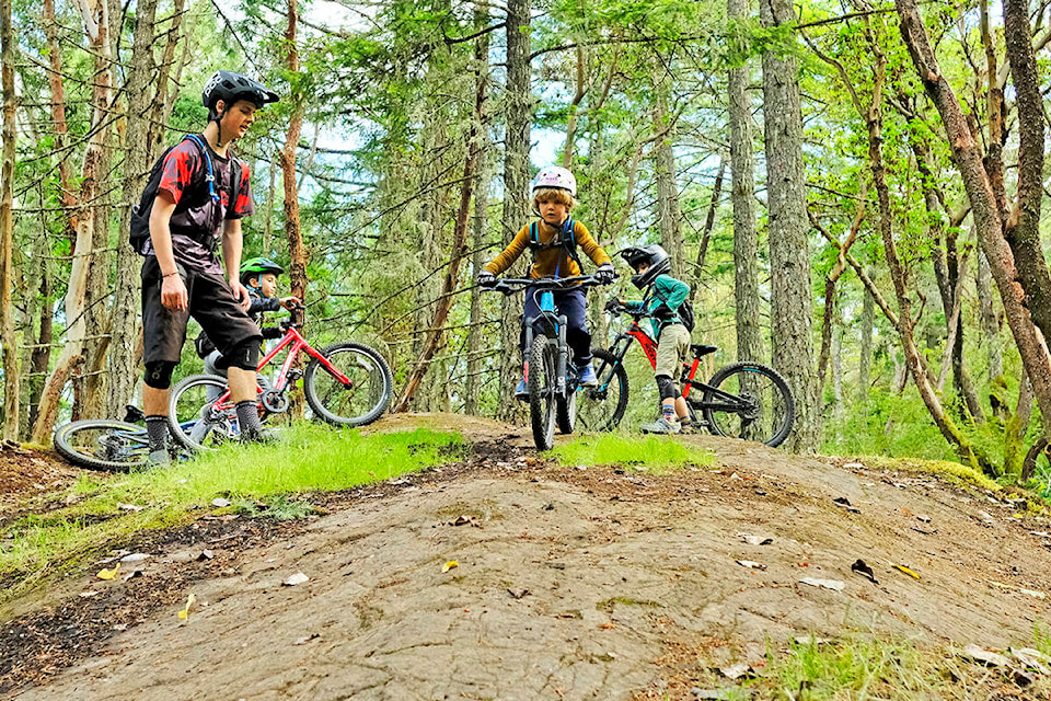 26604242_web1_210924-GNG-LangfordMtnBikeProgram-MountainBikingNolan_3