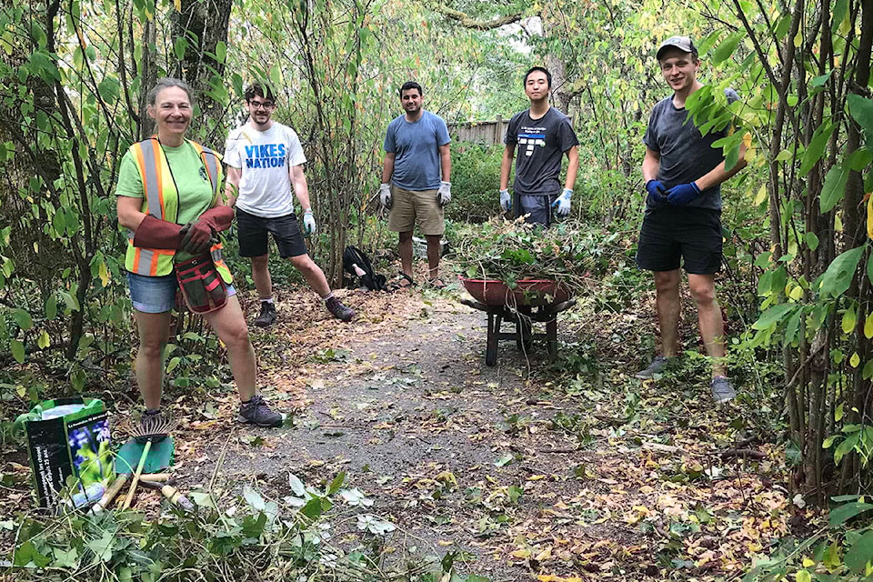 26686435_web1_211001-SNE-Marigold-Park-invasive-volunteers_1