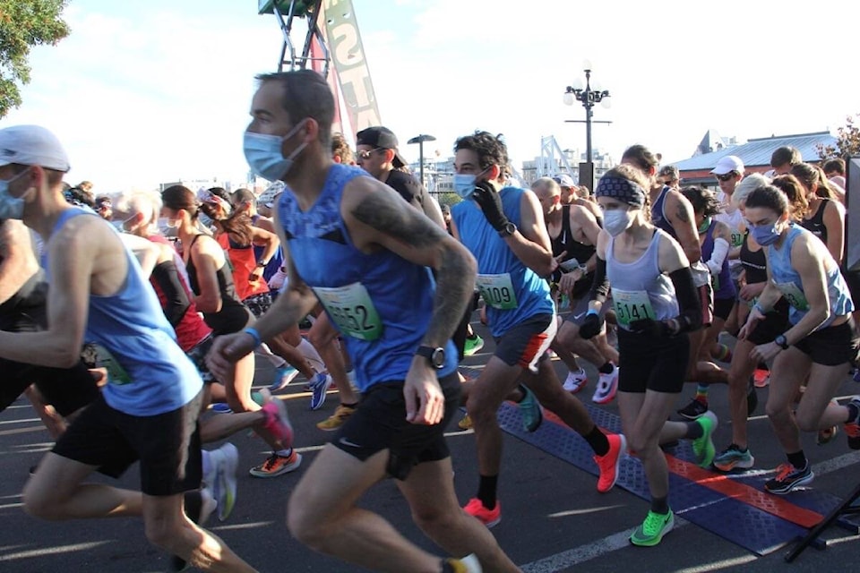 26777816_web1_211010-VNE-RoyalVictoriaMarathon_10