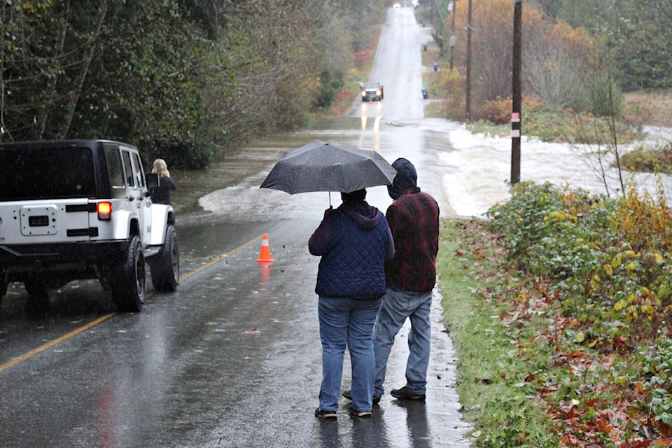 27187153_web1_211117-NBU-flooding-cedar-1_1