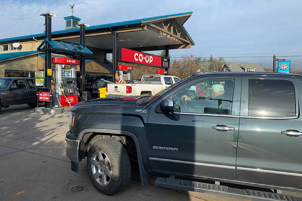 Vehicles are lined up on West Saanich and Birch roads outside the North Saanich Peninsula Co-op location. (Wolf Depner/News Staff)