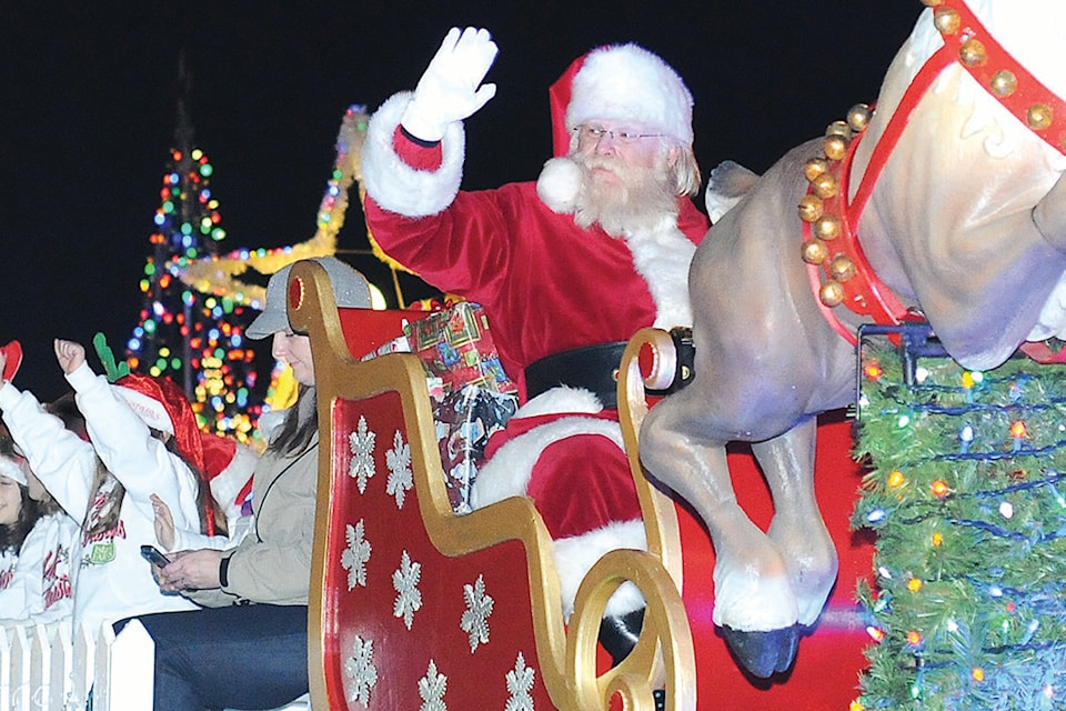 27285797_web1_211123-VNE-PeninsulaCoopSantaParade_11