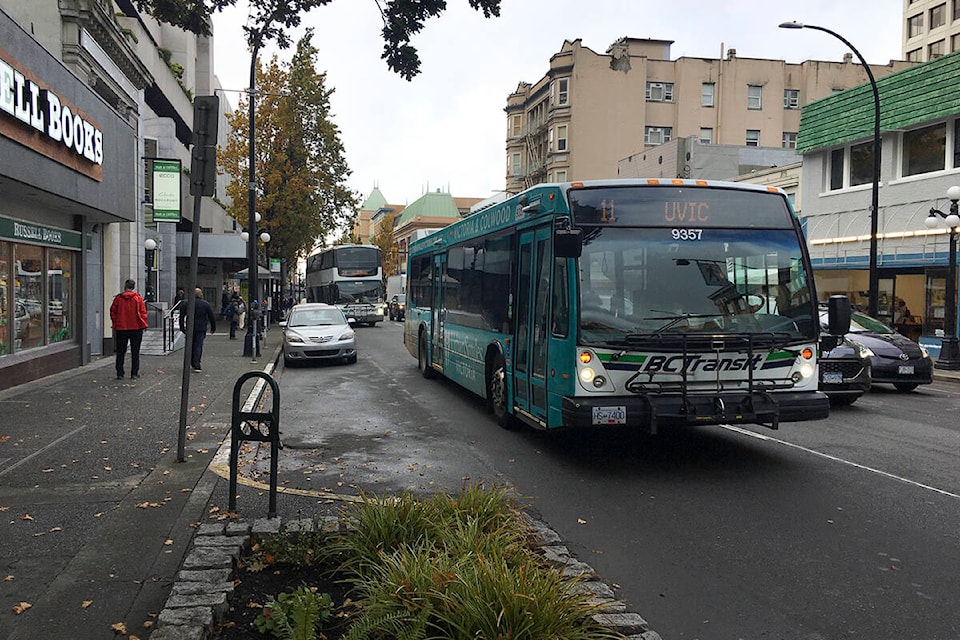 27301498_web1_201104-VNE-TransitFree-RemembranceDay-bus_1