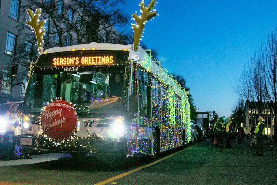 27312089_web1_copy_211125-VNE-TransitFestiveBuses-SantaBus_1