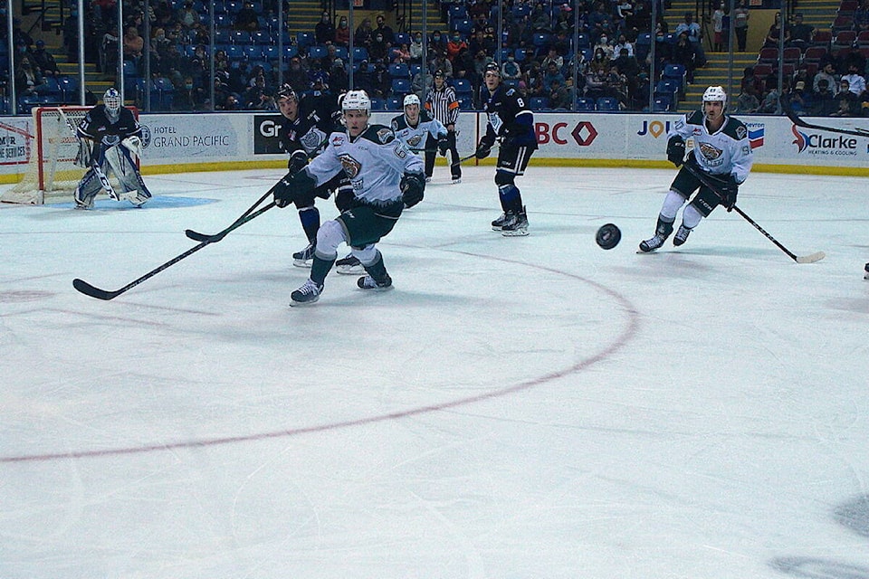 27327369_web1_211127-vne-royals-silvertips--_1