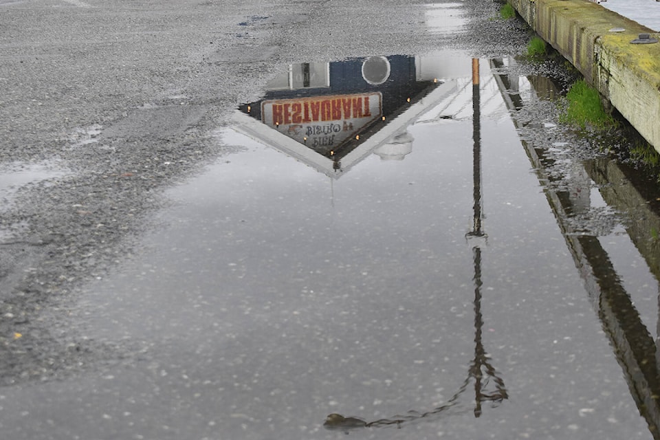 27344338_web1_211129-PNR-FloodingPeninsula-Rain_1