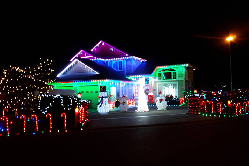 27379222_web1_211201-VNE-light-up-city-2020house_1