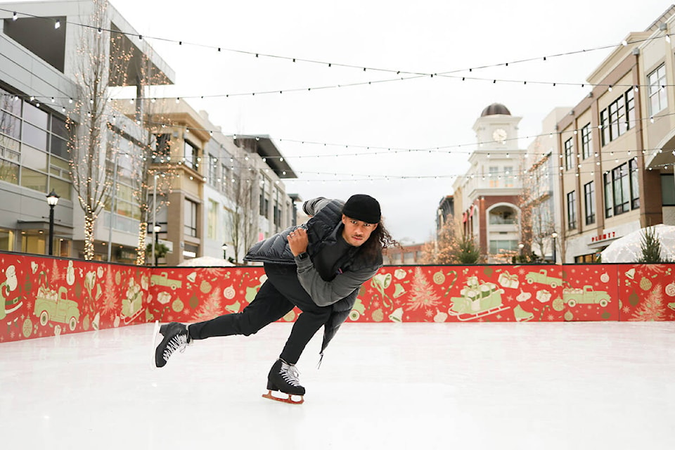 27383004_web1_211202-SNE-Elladj-Figure-Skater-skate_1