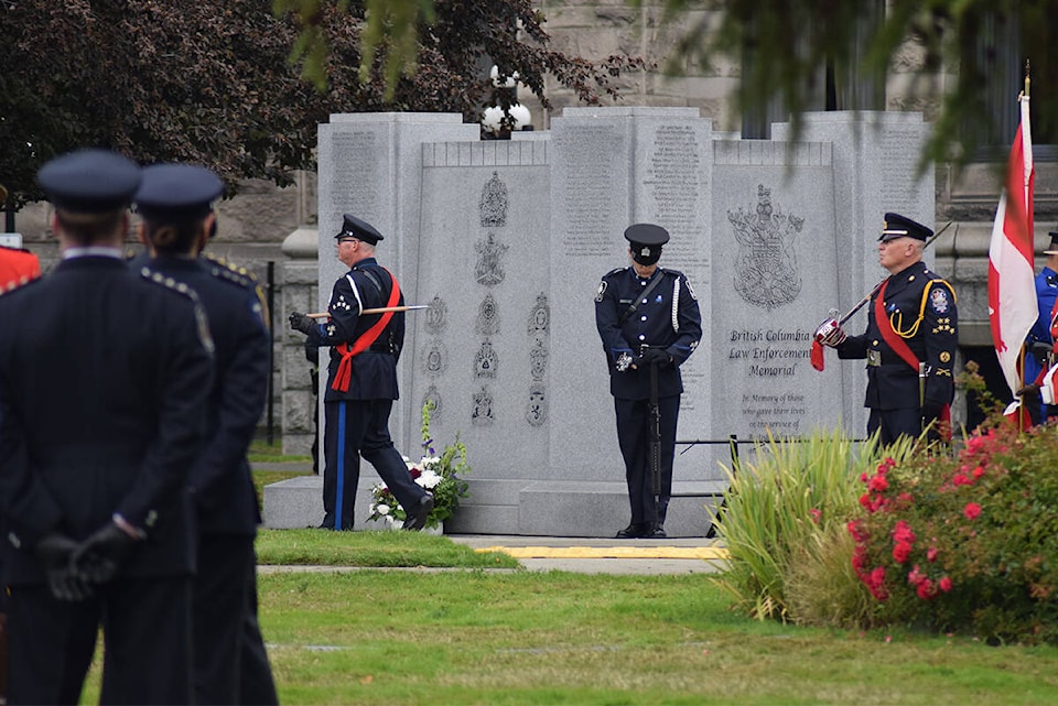 27397639_web1_210926-VNE-PoliceMemorial-photo_1