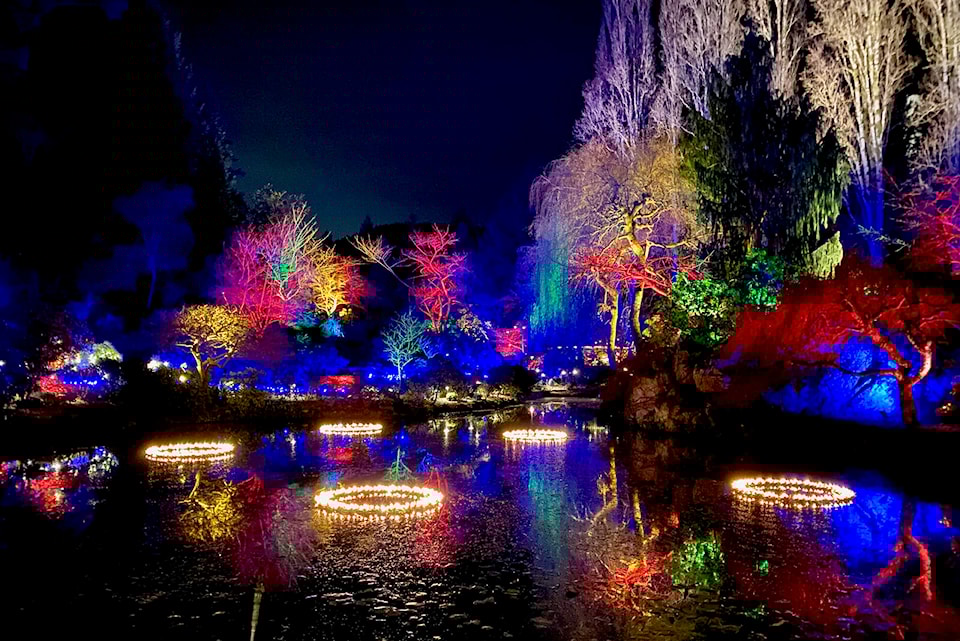 27508941_web1_211213-WCT-ChristmasAroundTheCapital_1