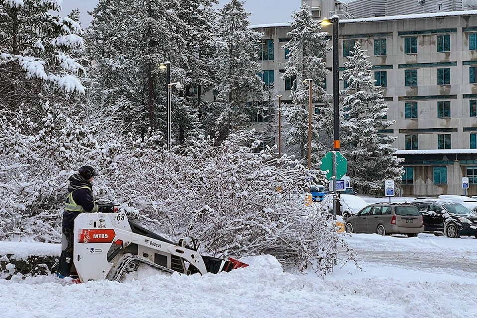 27739735_web1_211230-GNG-Colwood-sledding-viewroyal_1