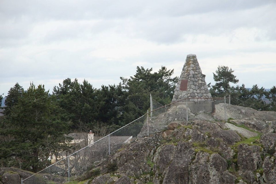A federal cairn and plaque atop Walbran Park, overlooks the shores of Oak Bay. (Christine van Reeuwyk/News Staff)