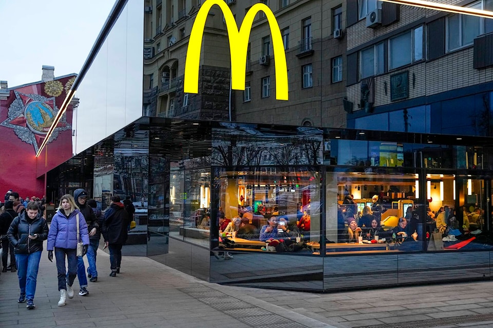 28450696_web1_2201314-CPW-McDonalds-withdraws-Russia-McD_1