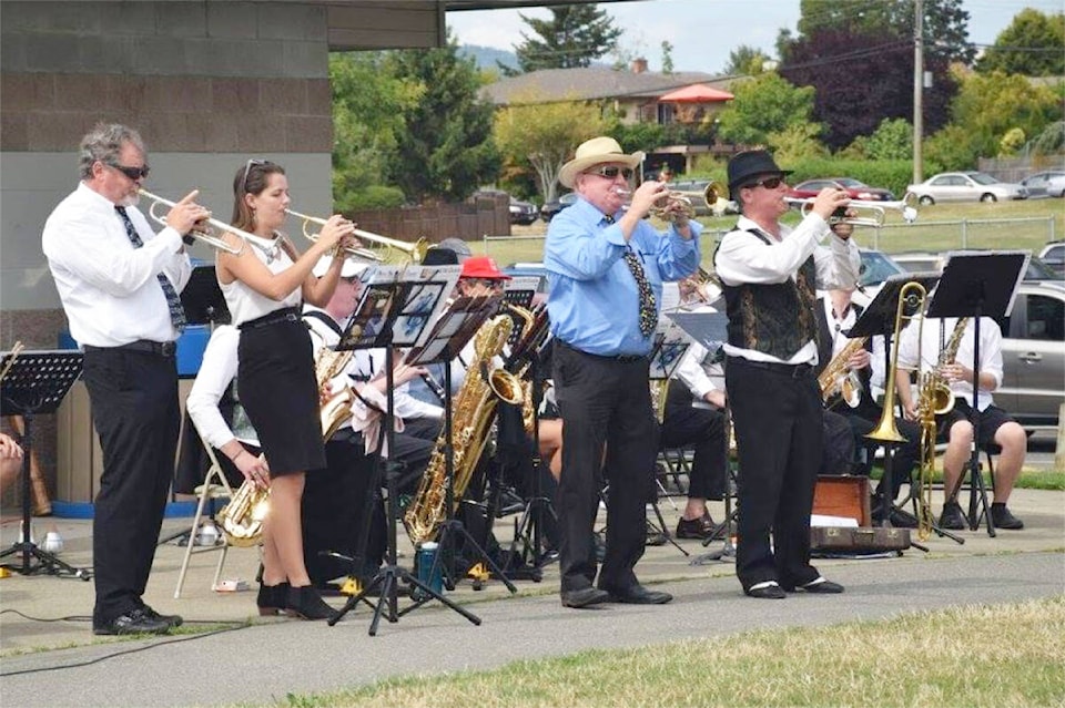 28959299_web1_220428-SNE-NorthQuadra-CommPicnic-BestCoastBigBand_1