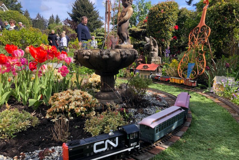 The McMorran Way garden of David and Daunin Burbank. (Courtesy Laura Lavin)