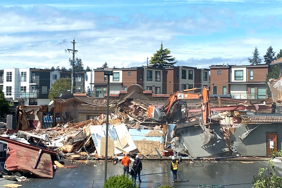 29169917_web1_220518-VNE-GorgePointePubDemolition-DemolitionGorgePointe_3