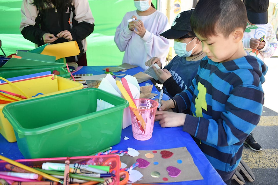 29244370_web1_220525-VNE-SupplyVictoria-WrapPreview-kidscrafts_1