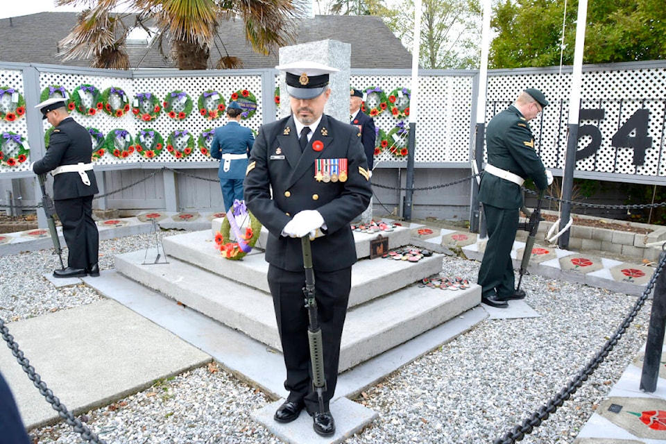 31181448_web1_221208-SNM-Cenotaph-Sooke-FILE_2