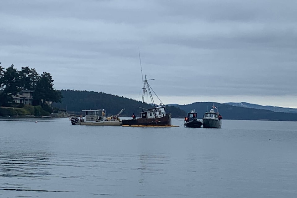 31215523_web1_221205-PNR-BoatGoneFromRobertsBay-Roberts_1