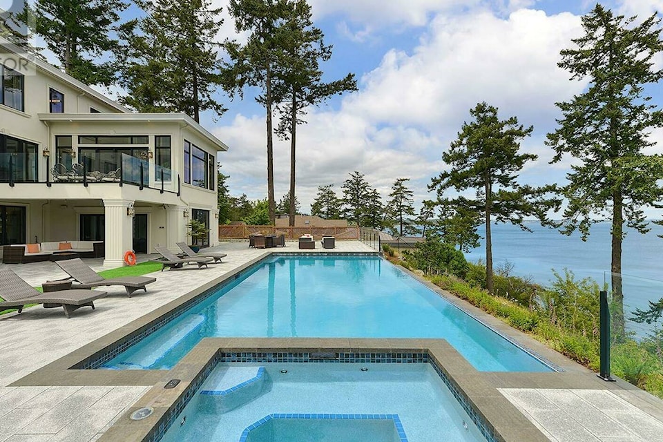 32012482_web1_230302-VNE-estate-sale-saanich_1