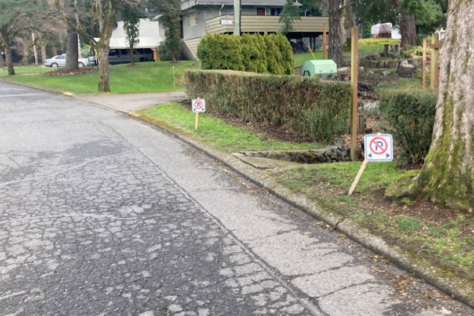 32100720_web1_230310-VNE-parking-signs-street_1