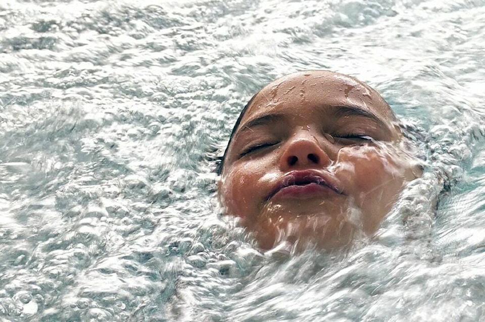32347652_web1_swimming_pool_water_close_up_girl_swimming_child_float_unconcernedly-648402