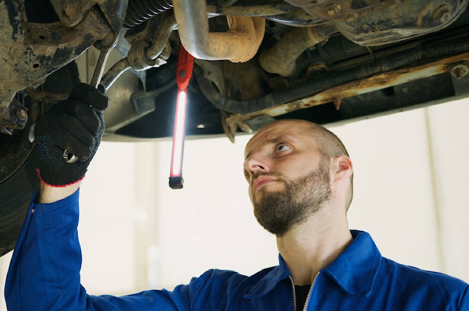 32514142_web1_230424-VNE-car-sale-mechanic_1