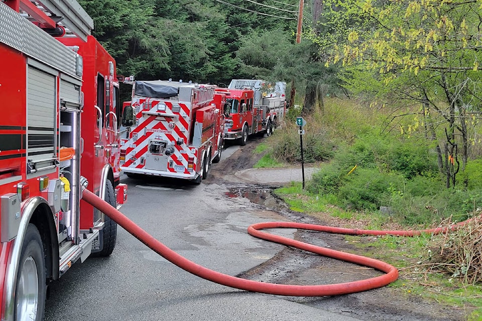 32537050_web1_230426-SNE-ElkLakeFire-fb_1