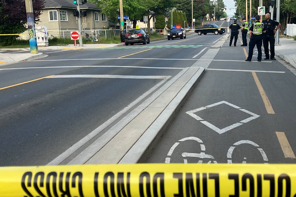 32813488_web1_230524-VNE-BayStreetCrash-c_1
