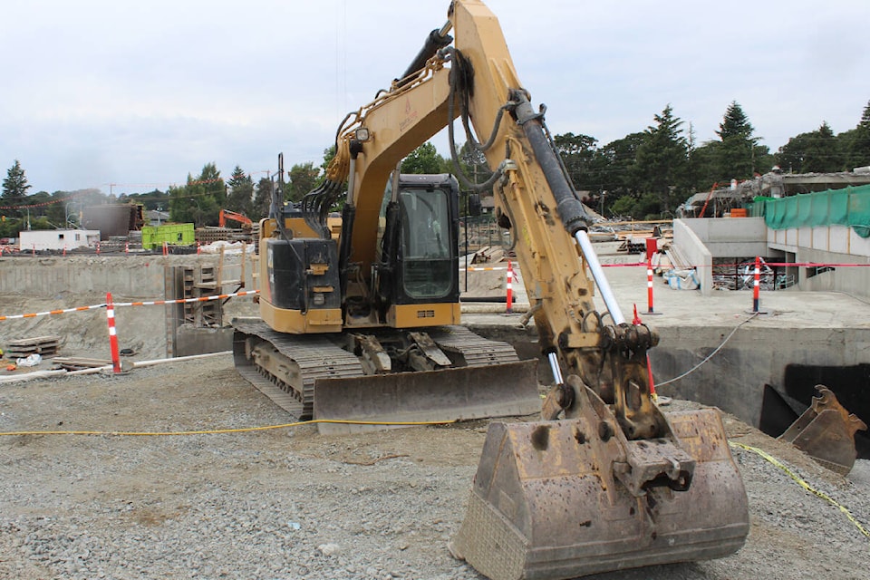 Excavator at the University Heights development construction site. (Ella Matte/News Staff)