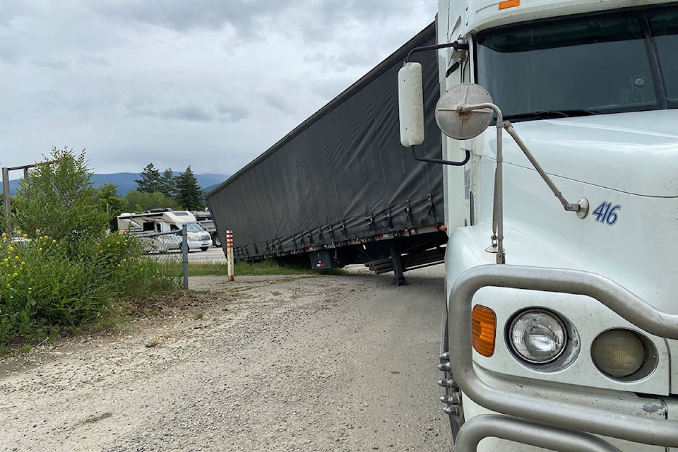 21792595_web1_200611-VMS-truck-in-ditch-SEMI_2