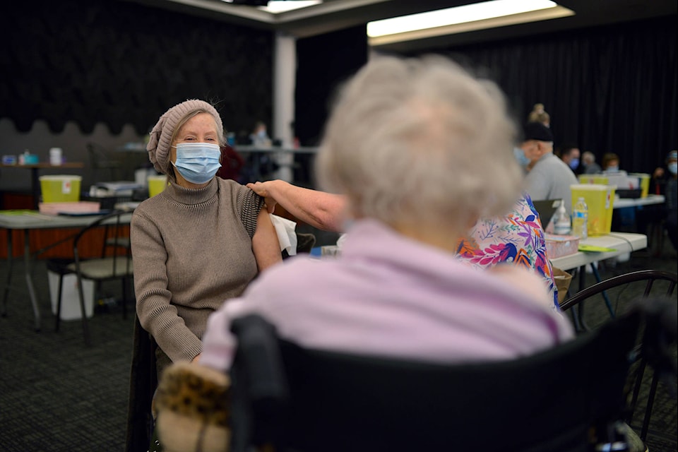 Pamela Forsythe receives her Pfizer-BioNTech COVID-19 vaccine alongside her 101-year-old mother, Mary Cole-Minett. (Phil McLachlan, Kelowna Capital News)