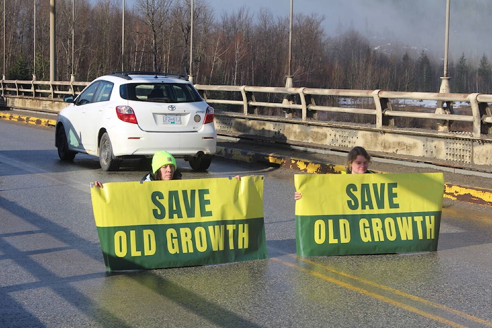 28712439_web1_220414-RTR-highway-blockade-block_10