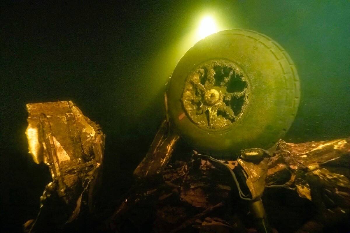 Part of Liberator 589Ds landing gear resting in the dark depths of Gander Lake in Newfoundland. (Jill Heinerth/RCGS)