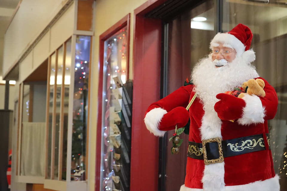 31658530_web1_Santa-at-the-mall