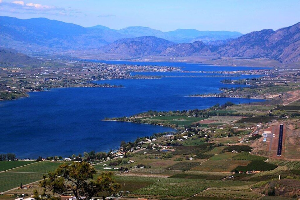 33160399_web1_180401-PWN-OsoyoosLake20184117168130