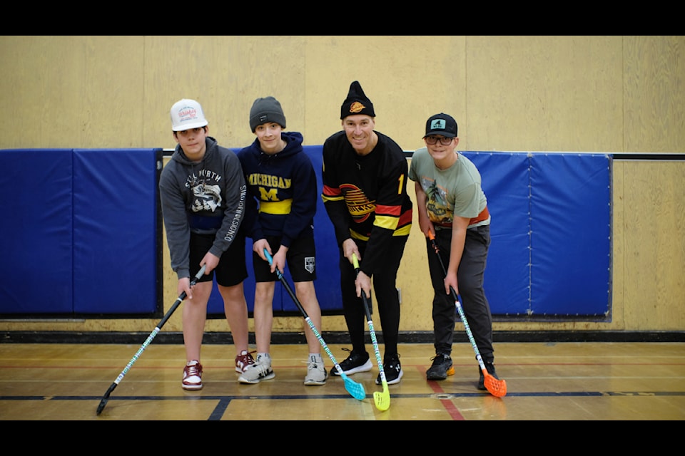 Former Canucks goalie Kirk McLean shared tips and signed autographs during a visit to Columneetza which received a floor hockey kit donation from the Junior Canucks Floor Hockey Program. 