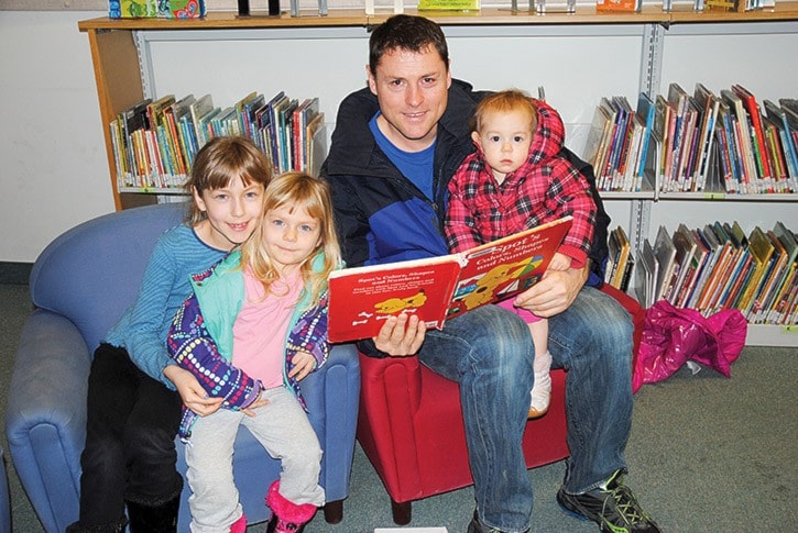 28000tribuneDSC_0031-dad-reading-with-daughters