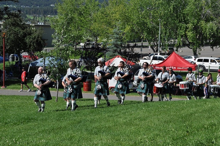 37780tribunepipers-up-the-hill