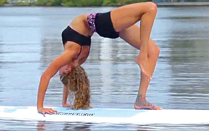 38679tribunea11-jodelle-Fitzwater-demonstrates-yoga-on-a-paddle-board-i-3